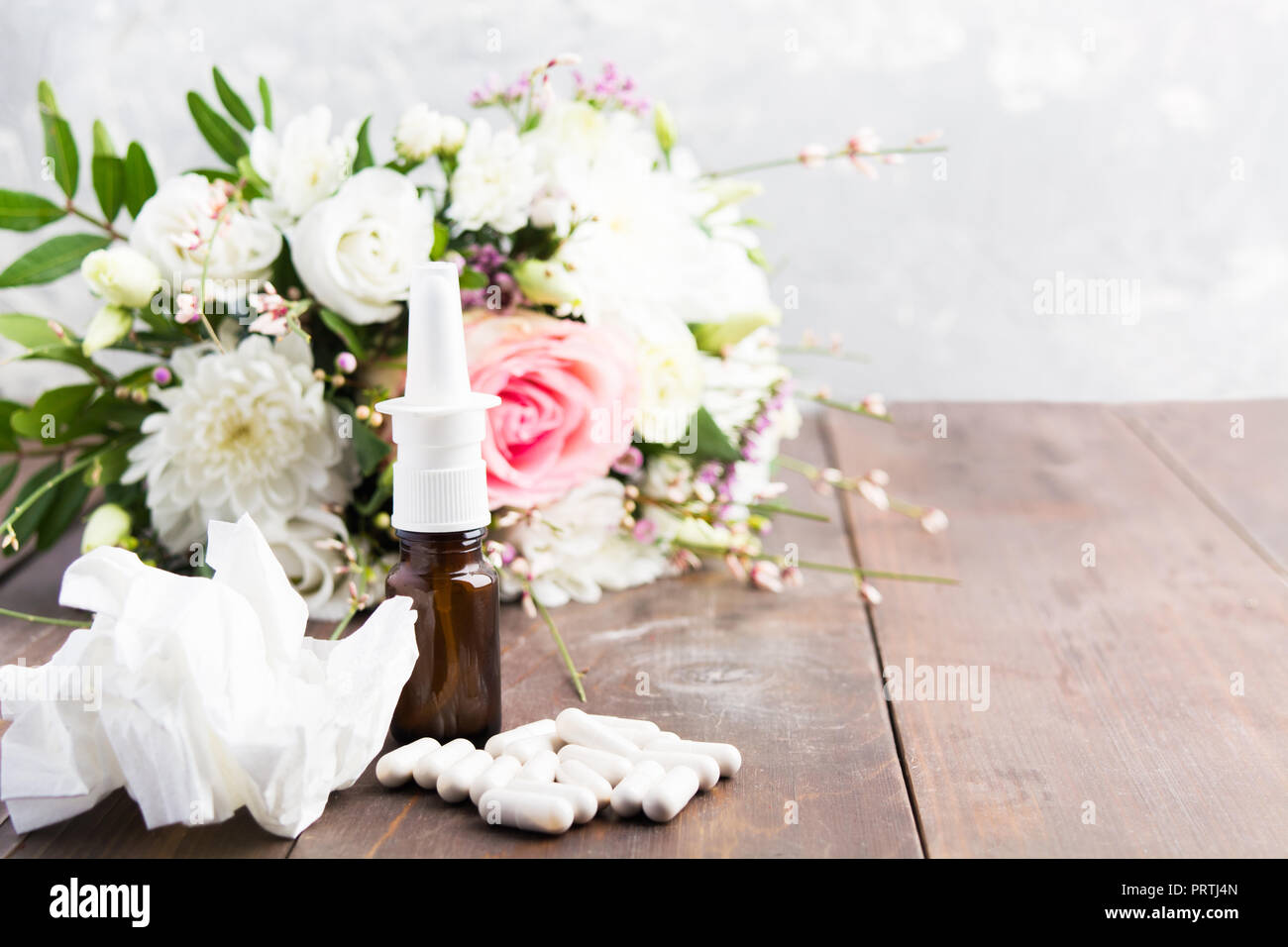 Saisonale Allergien Konzept mit Spritzen, Pillen und faltig Gewebe auf Holztisch mit Kopie Raum Stockfoto