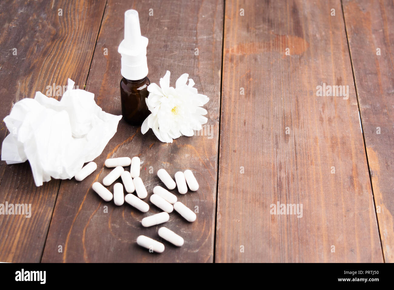 Medizinische Versorgung - Spray für die Nase; Pillen, saisonale Allergien oder kalt Konzept Stockfoto