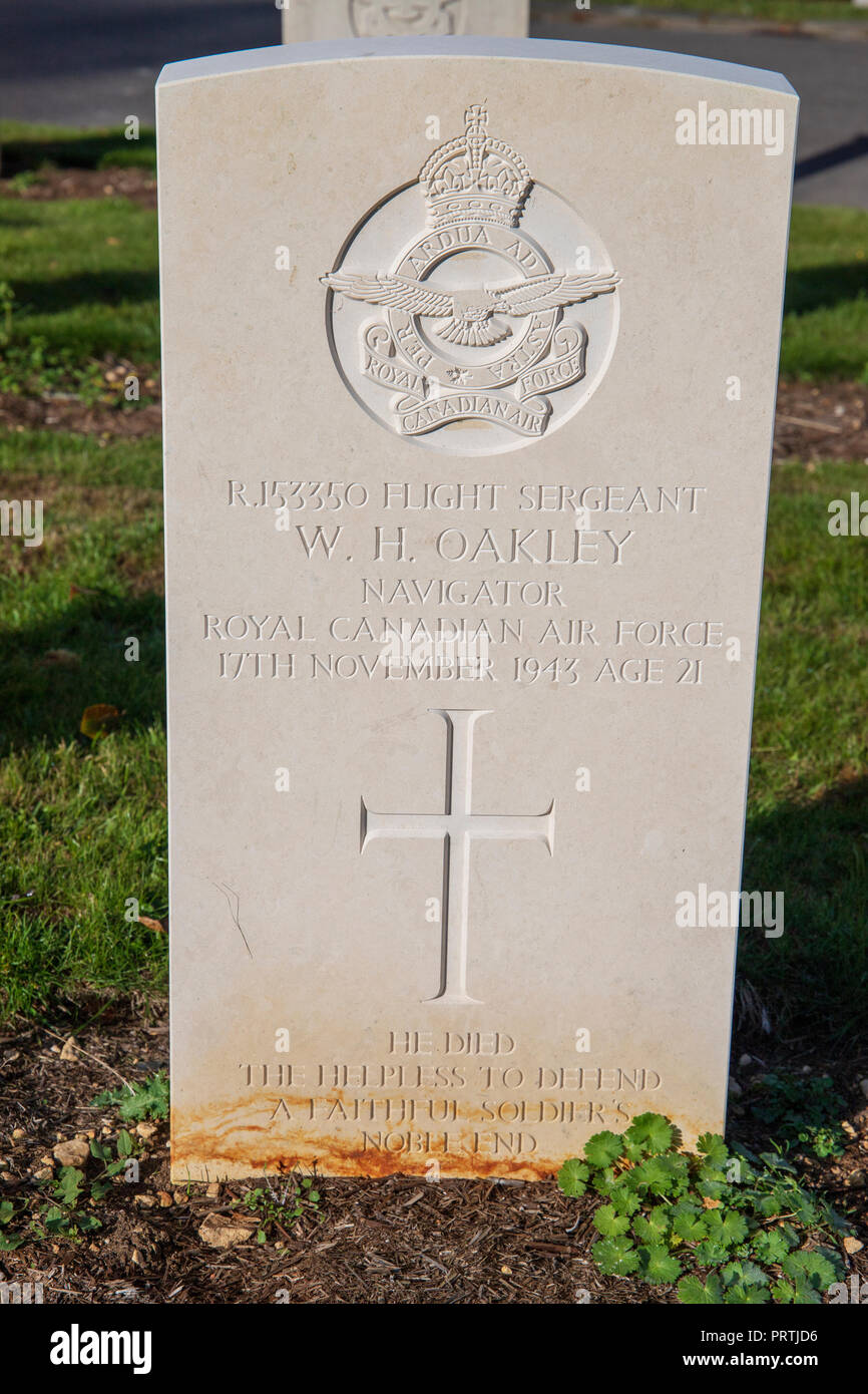 Commonwealth Kriegsgräber Kommission Grab von William Herbert Oakley der Royal Canadian Air Force, Haycombe Friedhof, Badewanne UK Stockfoto