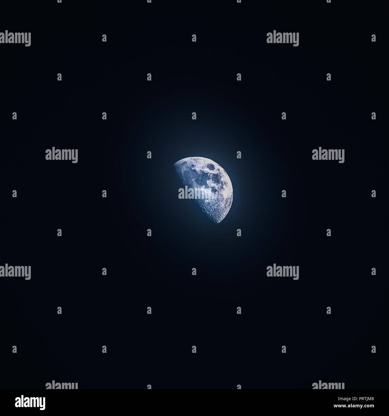 Mond gegen den dunklen Himmel bei Nacht Stockfoto