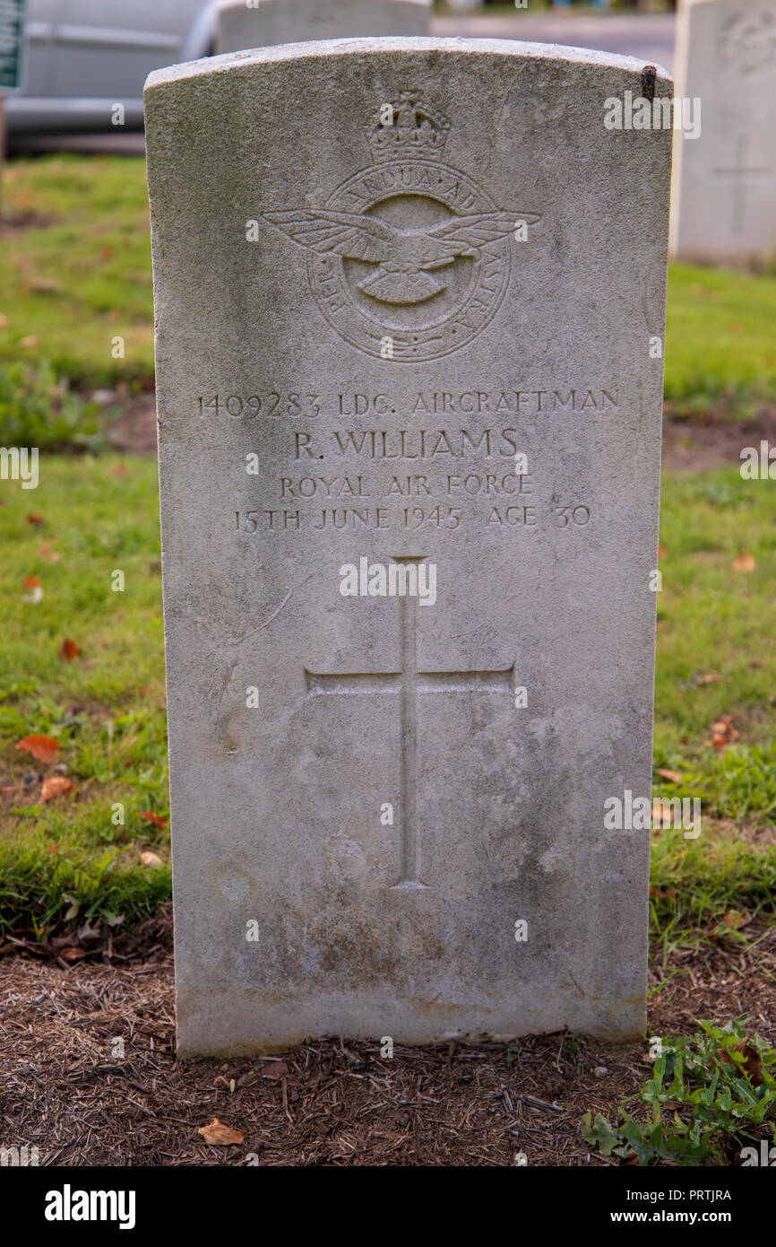 Commonwealth Kriegsgräber Kommission Grab von Ronald Williams der Royal Air Force Volunteer Reserve, Haycombe Friedhof, Badewanne UK Stockfoto