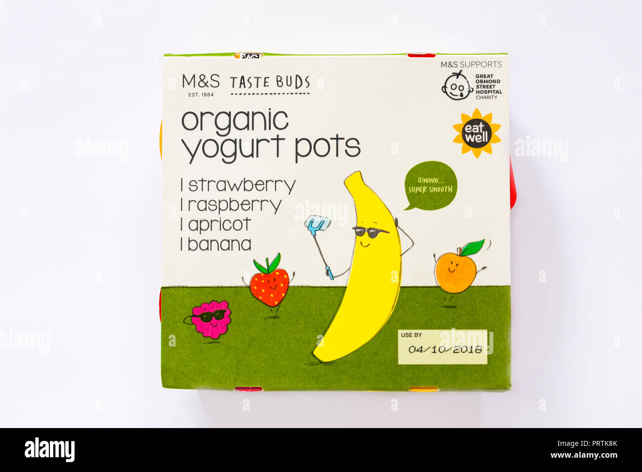Pack von M&S Geschmacksnerven Bio-Joghurt Töpfe isoliert auf weißem Hintergrund - Erdbeere, Himbeere, Aprikose & Banane Aromen Stockfoto