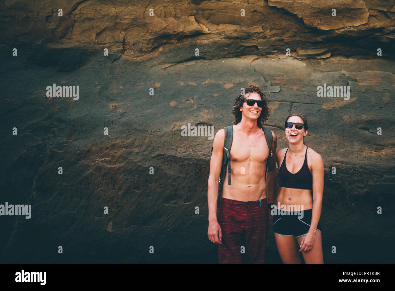 Paar posing gegen die Felswand, Canoa, Manabi, Ecuador Stockfoto