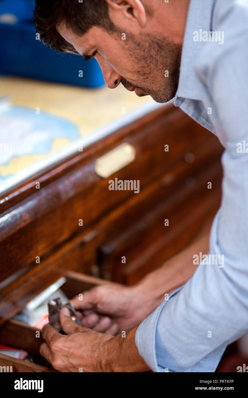 Der Mensch schaut in Schublade Stockfoto