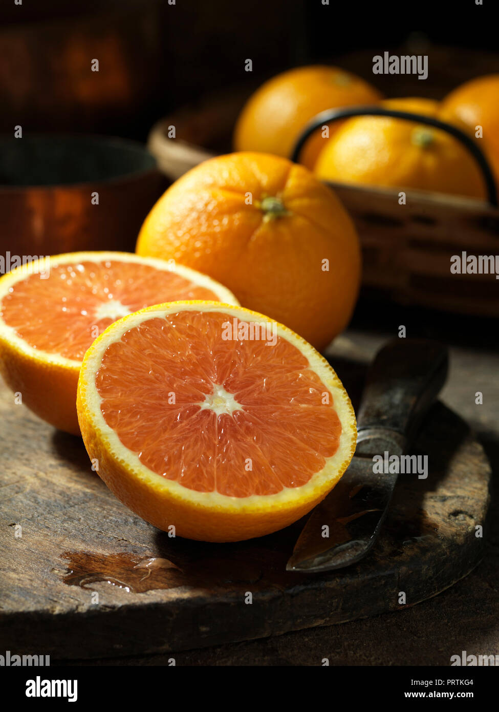 Ganze und halbe Orangen Stockfoto