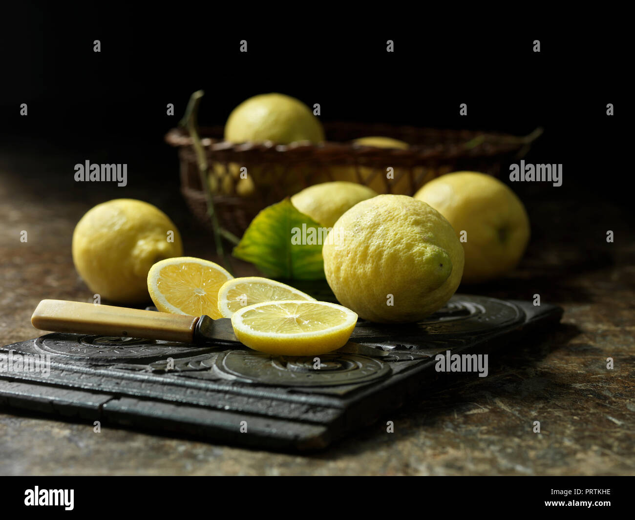 Ganze und aufgeschnittene ungewachste Zitronen Stockfoto