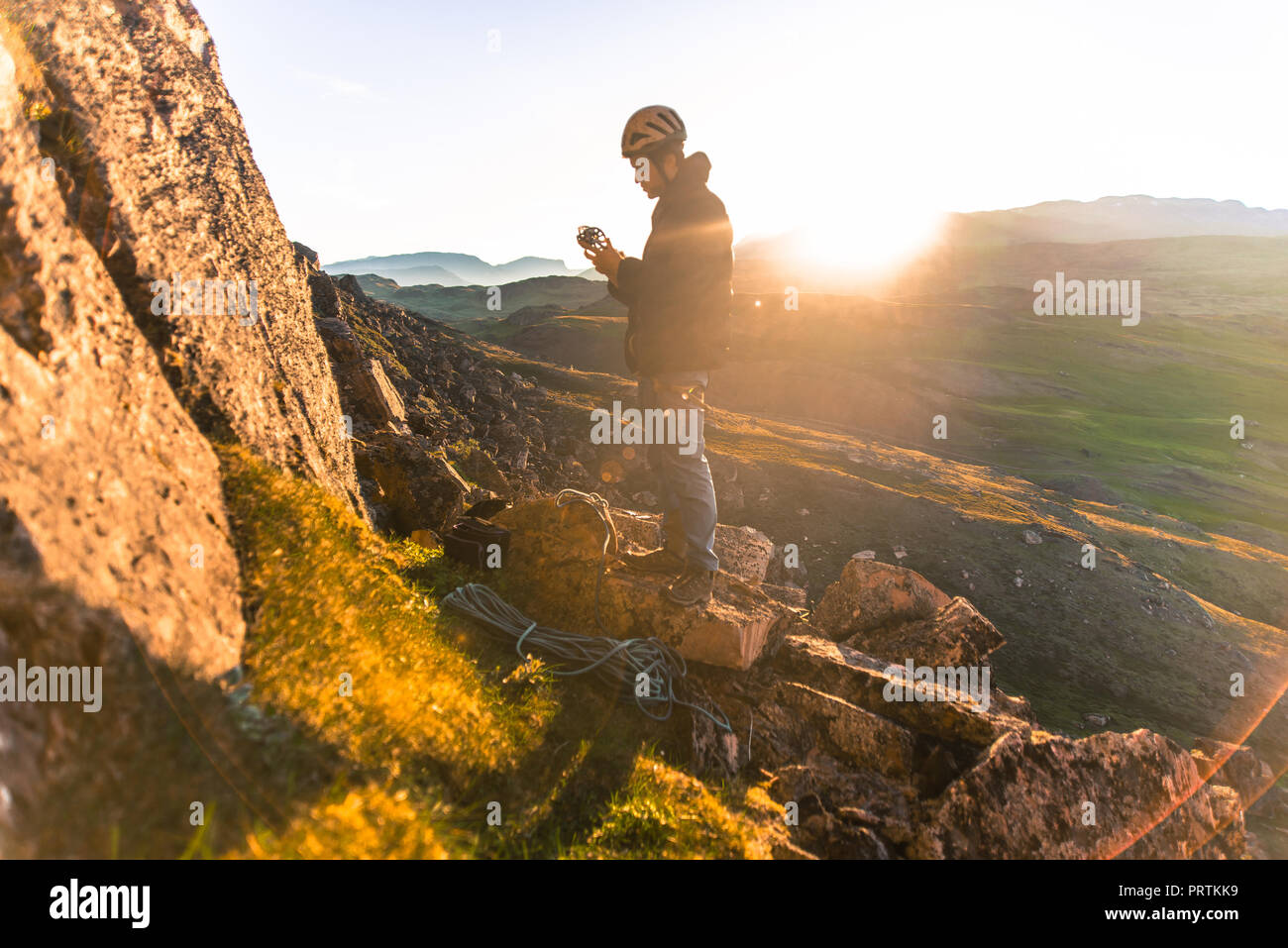 Man Klettern, Narsaq, Vestgronland, Südgrönland Stockfoto