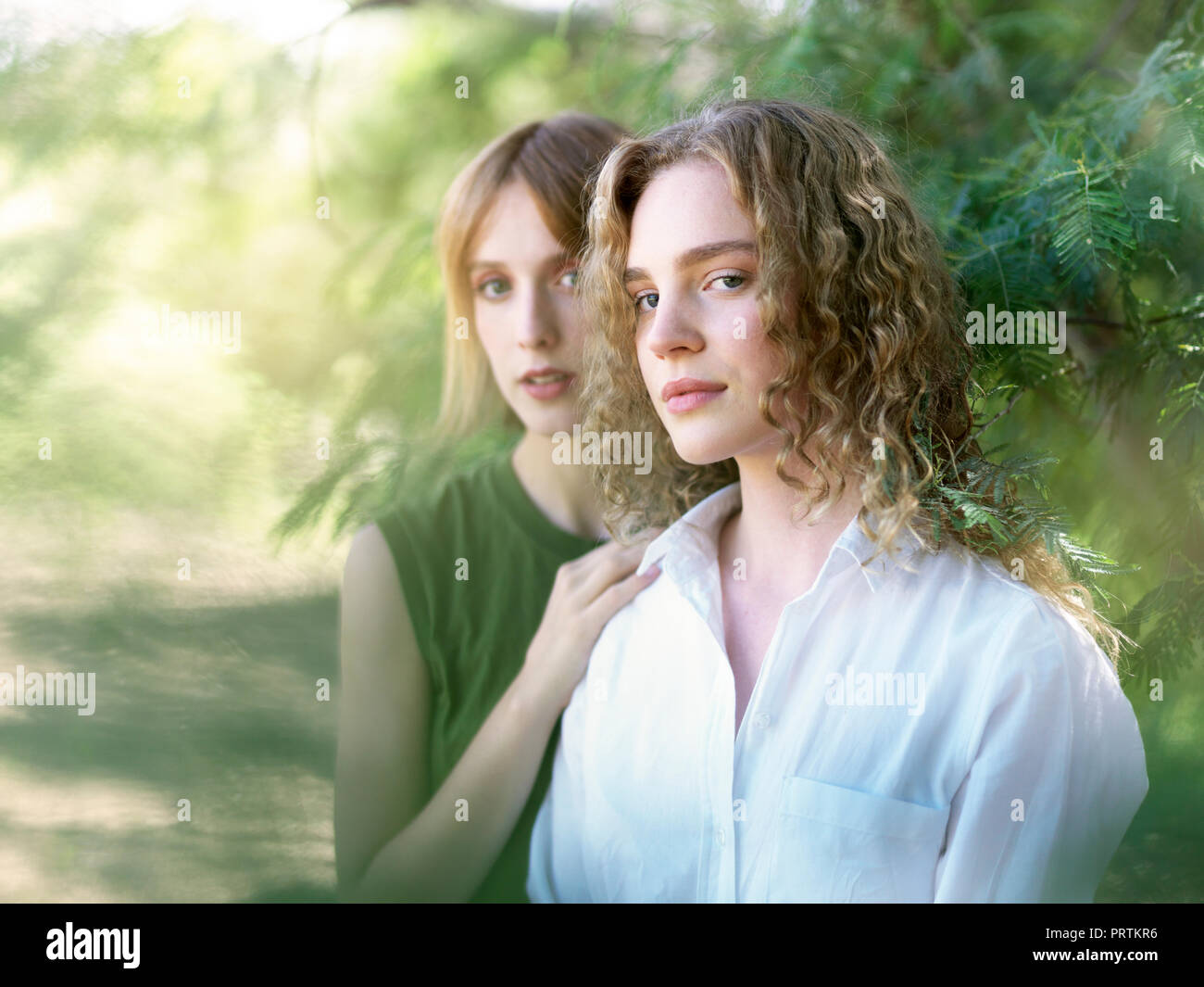 Portrait von jungen Frauen in natur Stockfoto