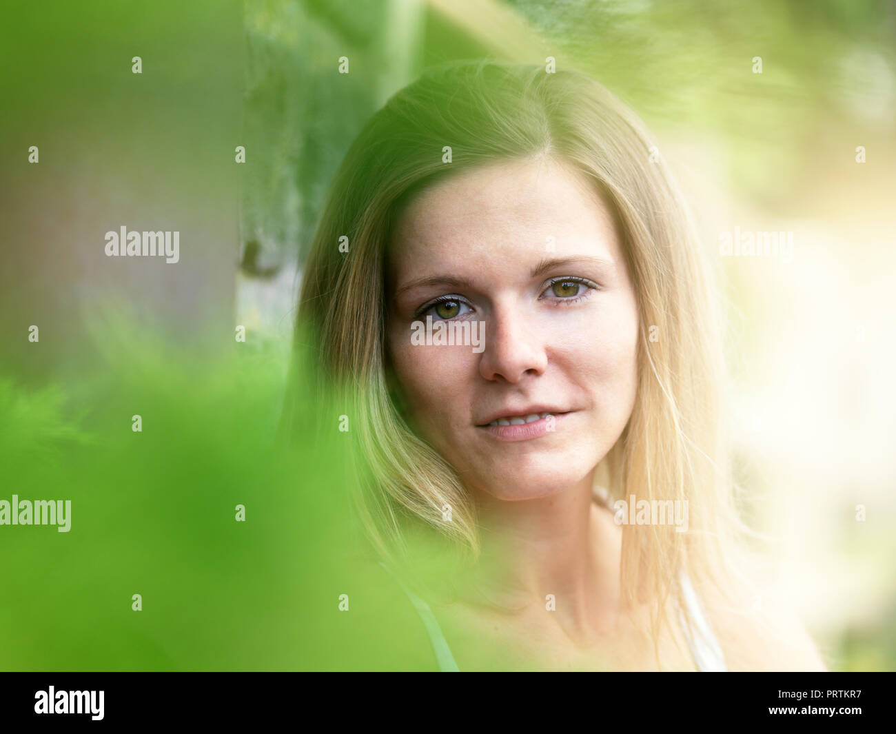 Porträt der jungen Frau in der Natur Stockfoto