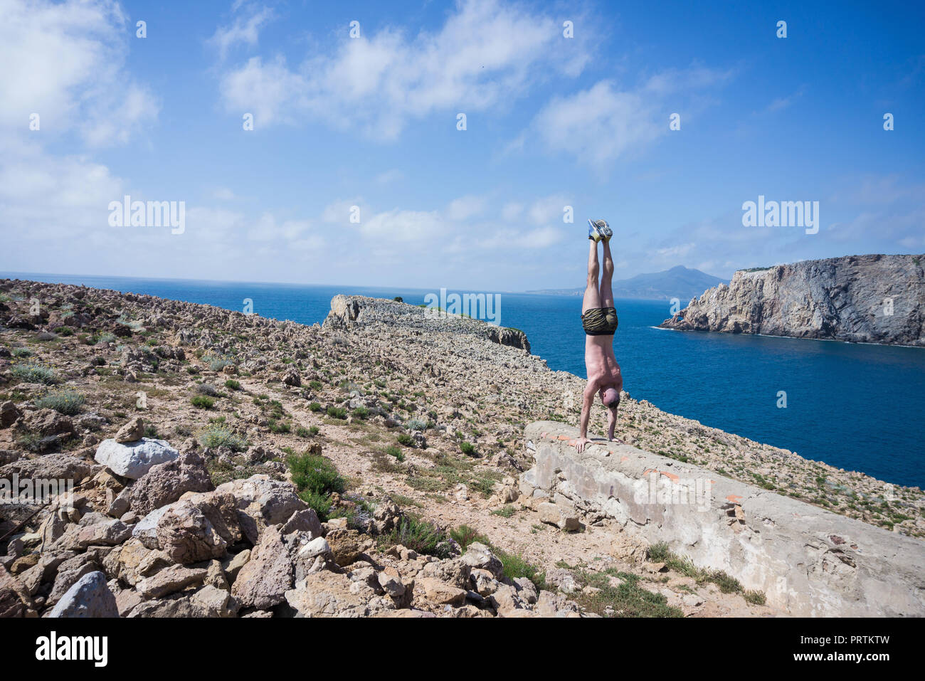 Mann Macht Handstand Auf Einem Hugel Iglesias Sardinien Italien Stockfotografie Alamy
