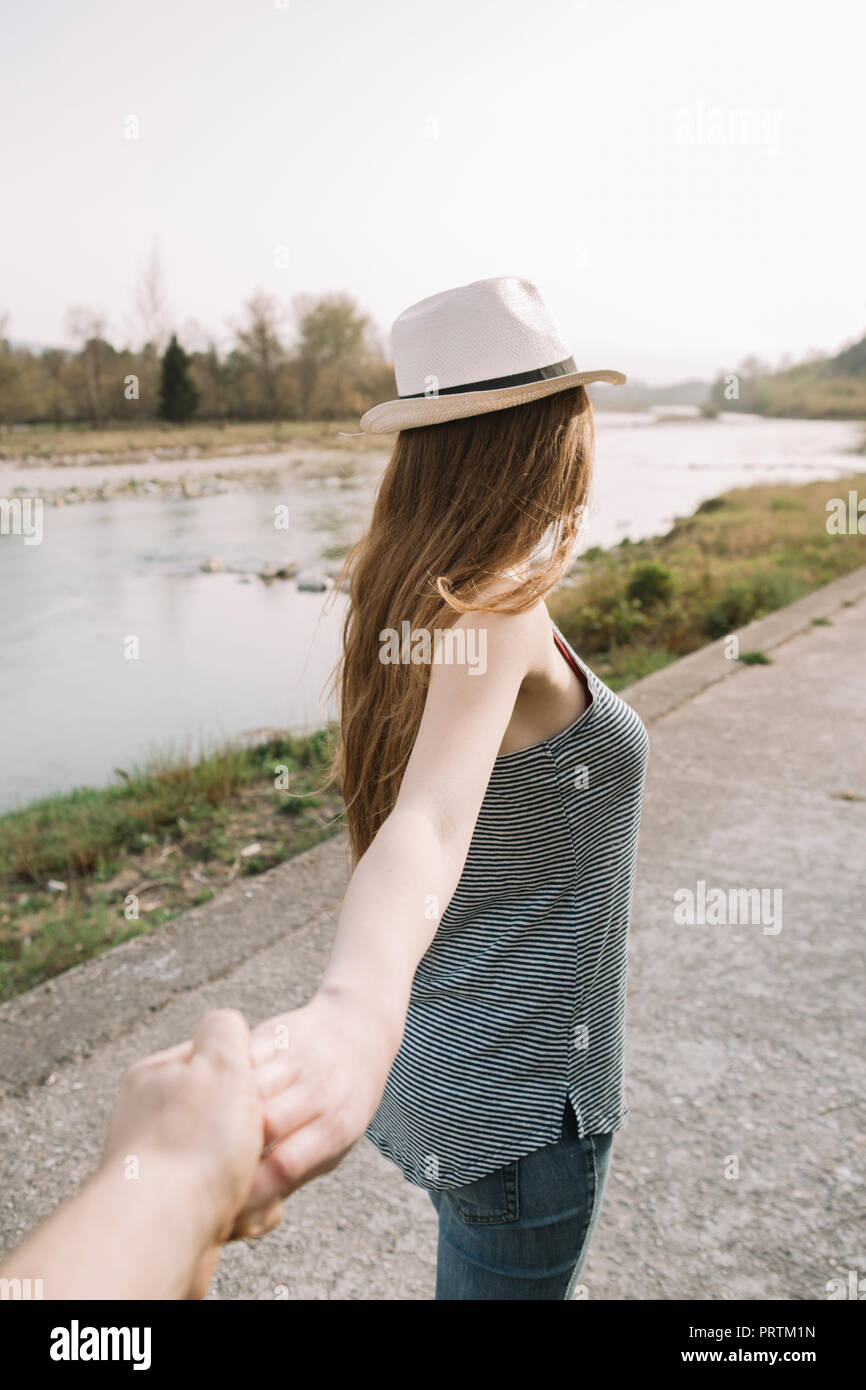 Freundinnen, Spaziergang durch den Fluss, Belluno, Venetien, Italien Stockfoto