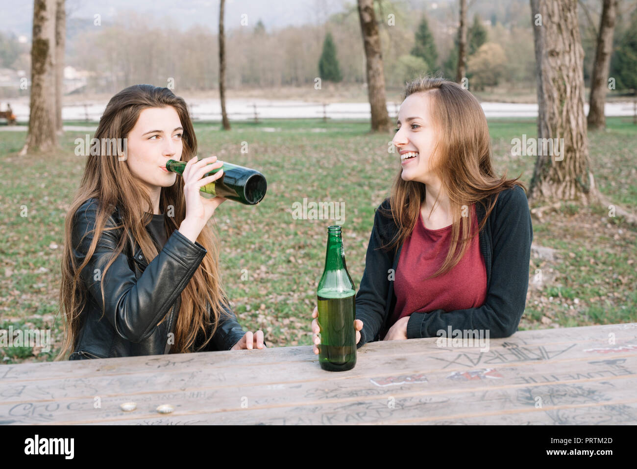 Freundinnen Bier trinken im Park Stockfoto