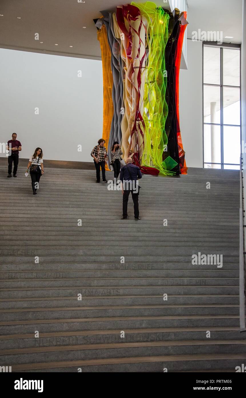 Für die Eröffnung der Pinakothek der Moderne, Olaf Metzel erstellt eine Skulptur, die die Bühne hervorgehoben, die das Aussehen des Treppenhauses. Stockfoto