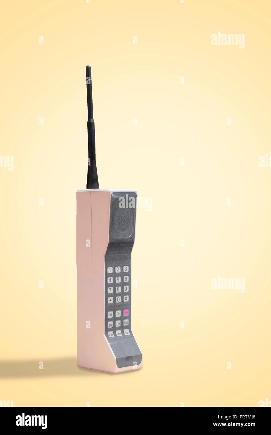 Retro mobile Handy auf einem Vintage gelber Hintergrund mit Platz für Text Stockfoto