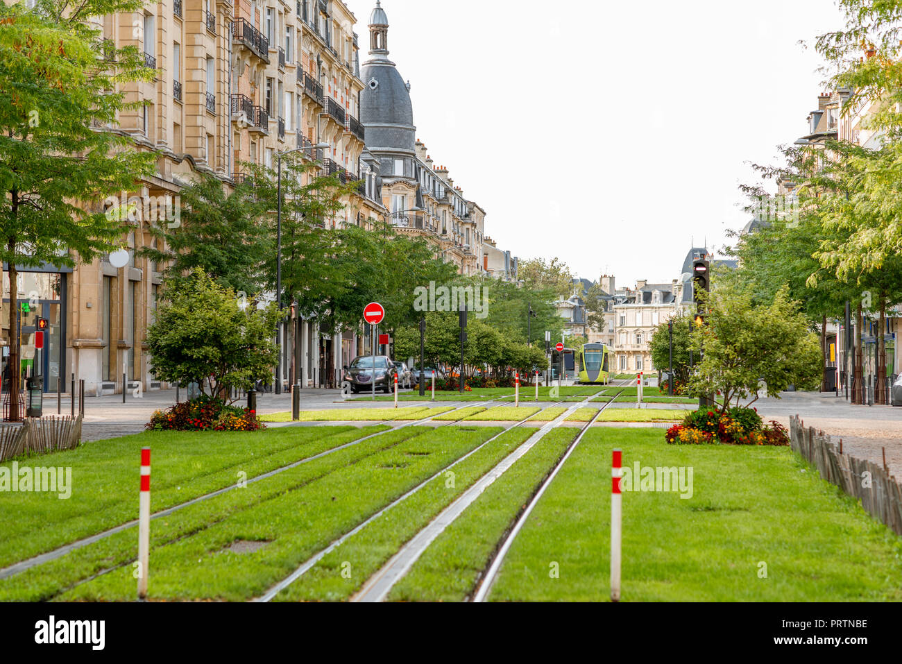 Street View mit grünen Eisenbahn des öffentlichen Verkehrs in Reims, Stadt in der Region Champagne-Ardenne in Frankreich Stockfoto