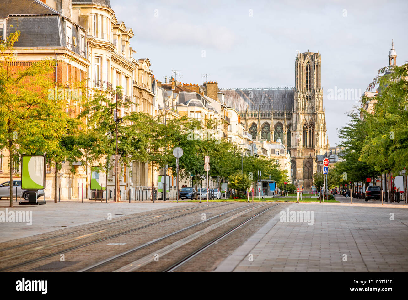 Blick auf die Straße mit der berühmten Kathedrale in Reims, Stadt in der Region Champagne-Ardenne, Frankreich Stockfoto