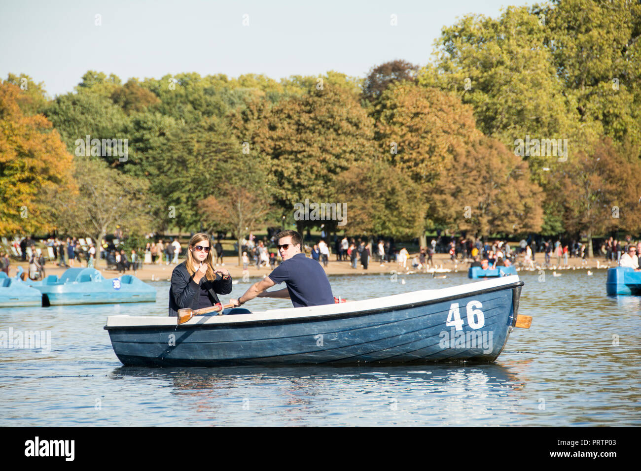 Ein Paar in einem Ruderboot auf dem Serpentine im Londoner Hyde Park, London, UK Stockfoto