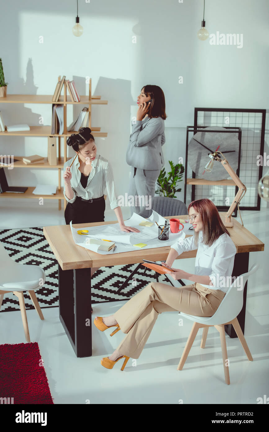 Jungen multiethnischen Designer in formalen Verschleiß an die Arbeit im Büro Stockfoto