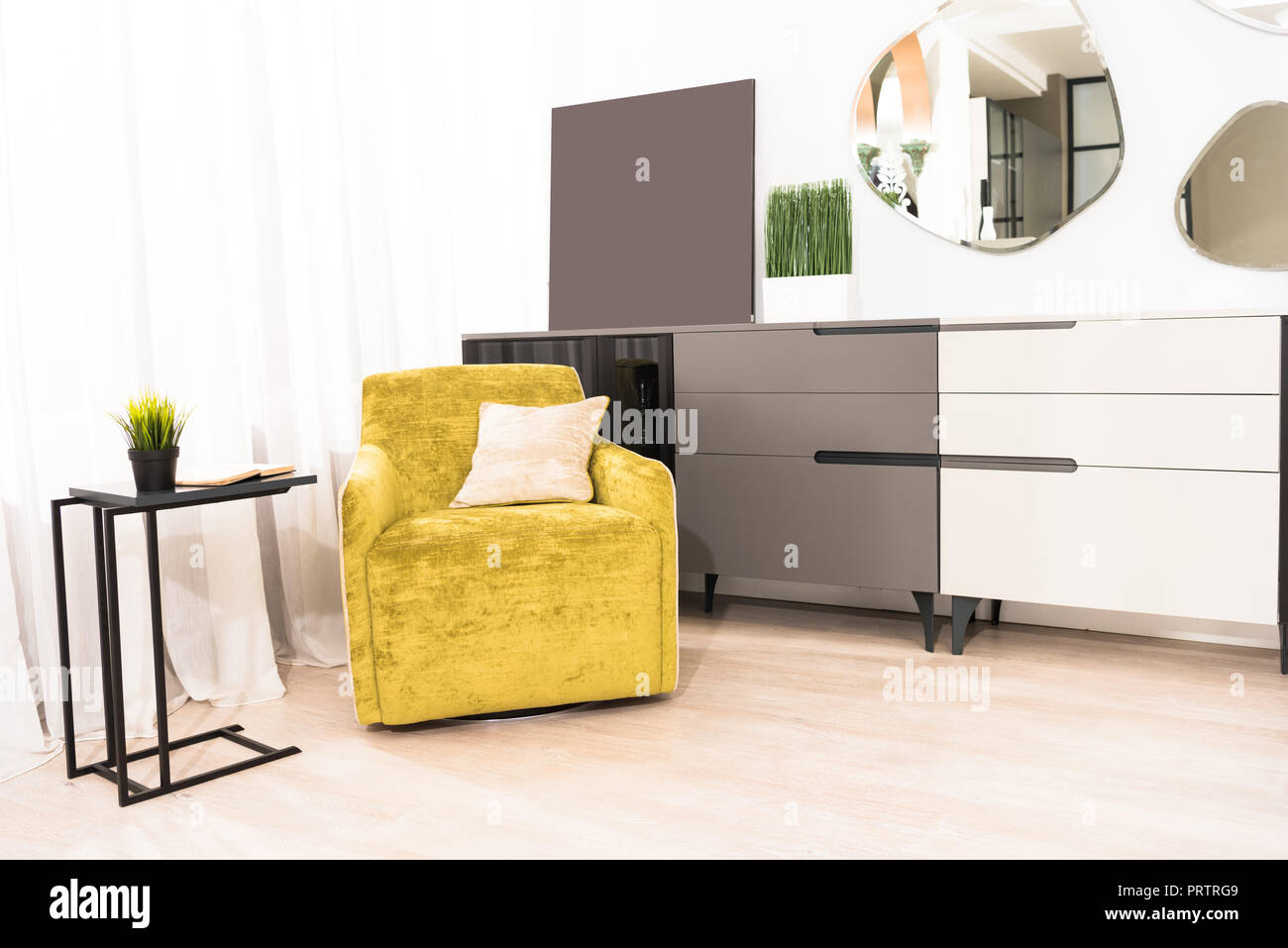 Innenausstattung Schlafzimmer mit gelben Sessel und Spiegel Stockfoto