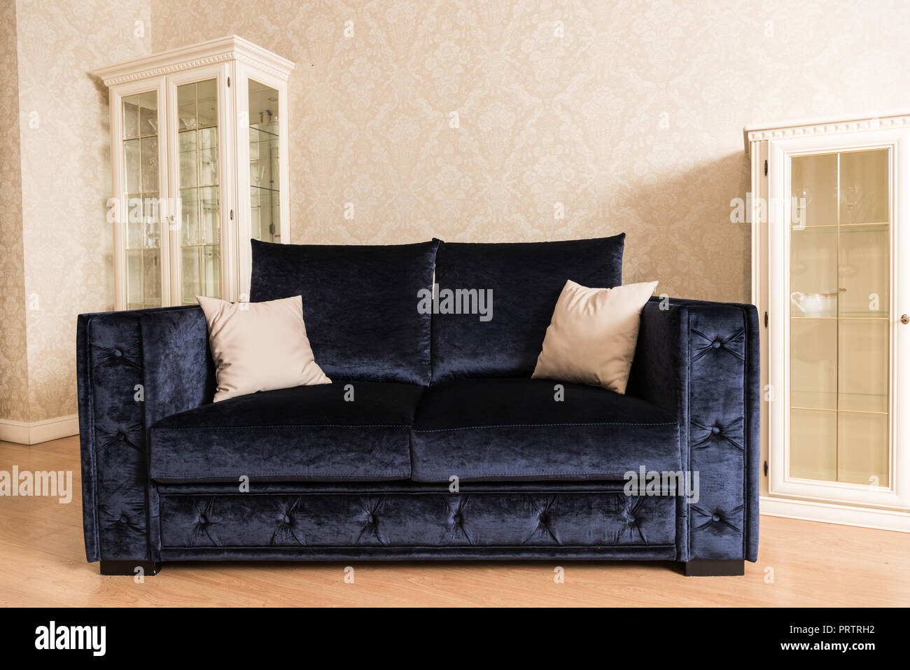Innenraum der Wohnzimmer mit blauen Sofa und weiß Kissen Stockfoto