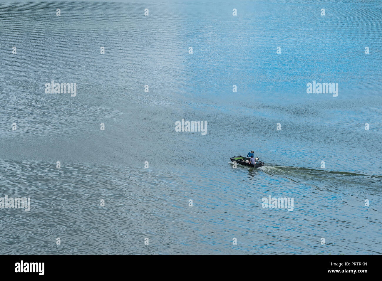 Fischer mit ihren traditionellen Fischerboote Segeln durch den See. Stockfoto