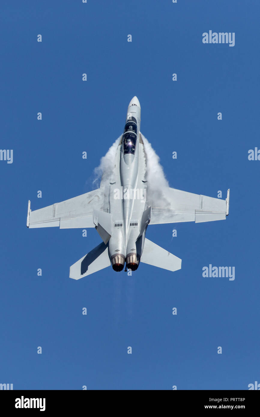 Royal Australian Air Force (RAAF) Boeing F/A-18F Super Hornet multirole Fighter Aircraft ein 44-222 bei RAAF Amberley in Queensland. Stockfoto