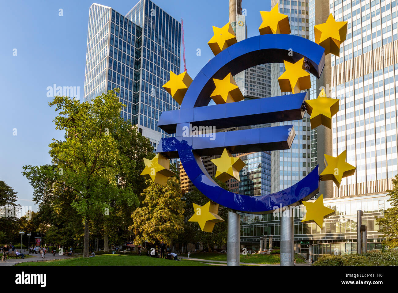 Frankfurt am Main, Deutschland - 05. September 2018: Euro Skulptur vor der Eurotower, Europäische Zentralbank. Die sculture wurde von Ottmar Hör konzipiert Stockfoto