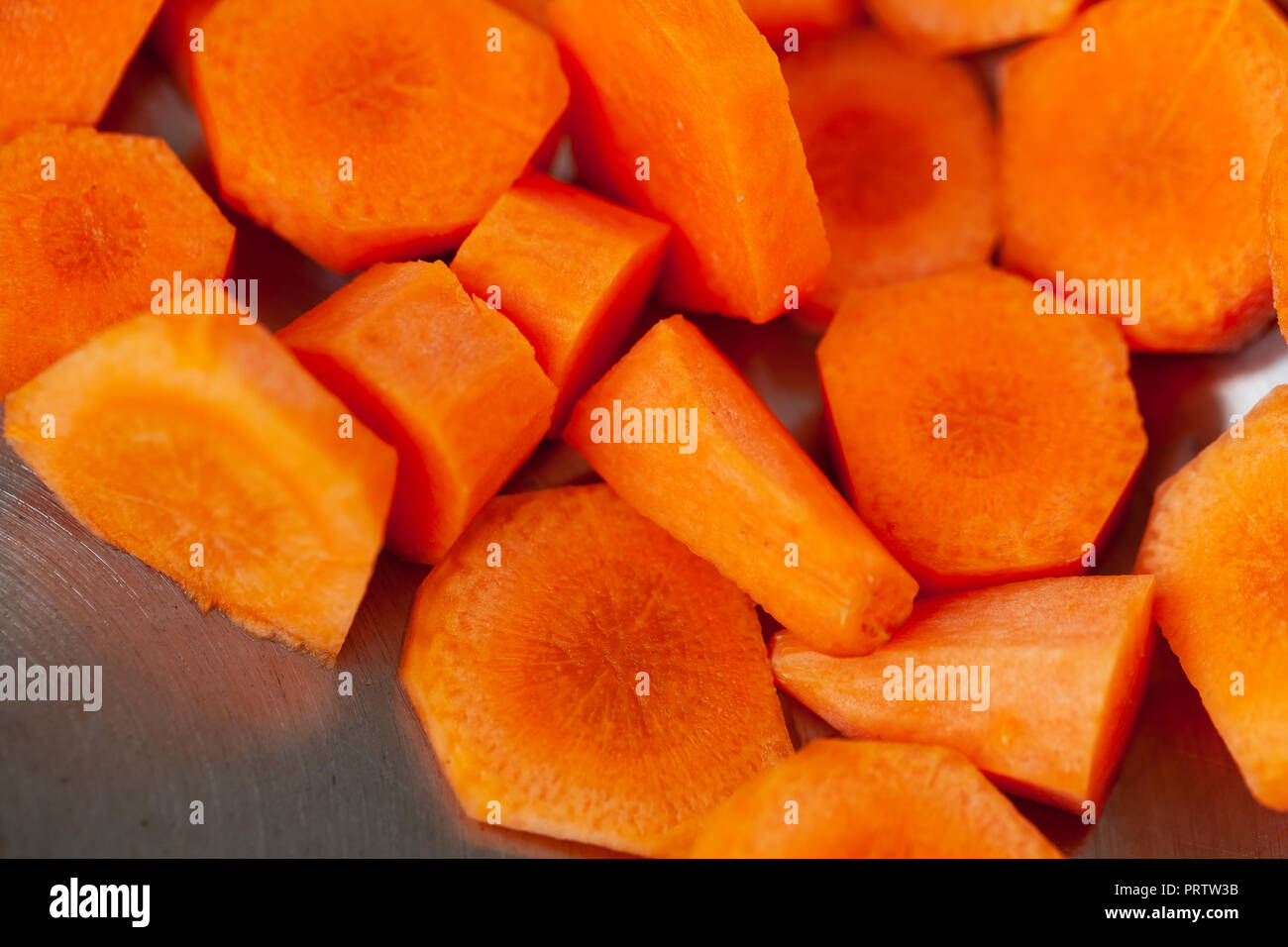 In Scheiben geschnittene orange Karotten, Makro Foto mit selektiven Fokus Stockfoto