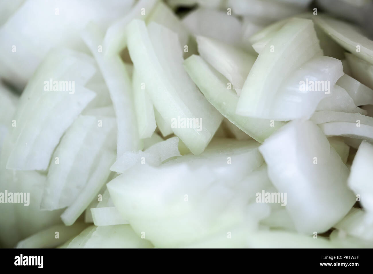 Stapel von geschnittenen weißen Zwiebeln, beliebte Lebensmittelzutat Stockfoto