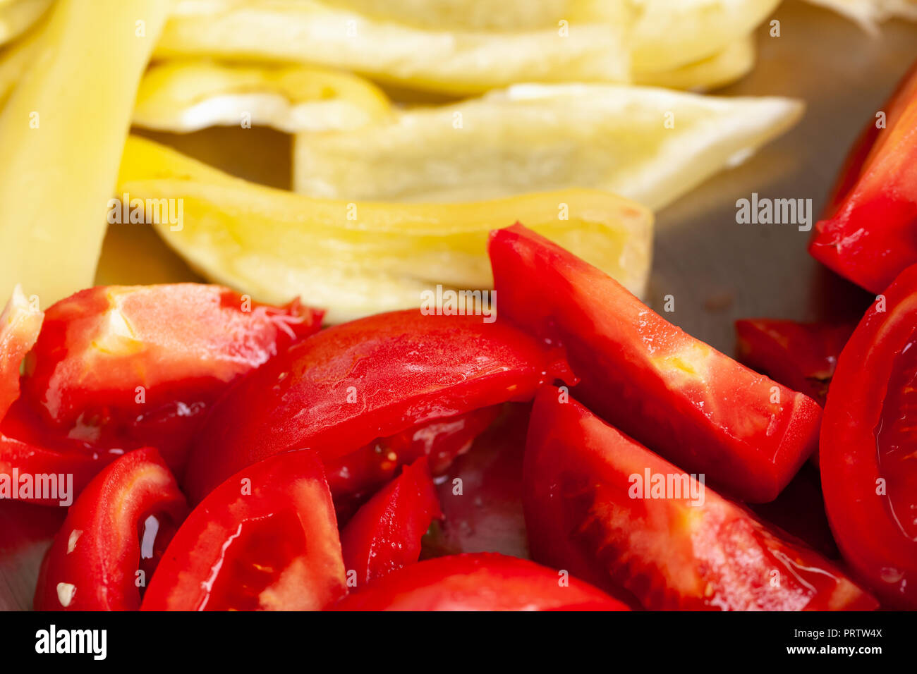 In Scheiben geschnittene Tomaten und gelbe Paprika, Makro Foto mit weichen selektiven Fokus Stockfoto