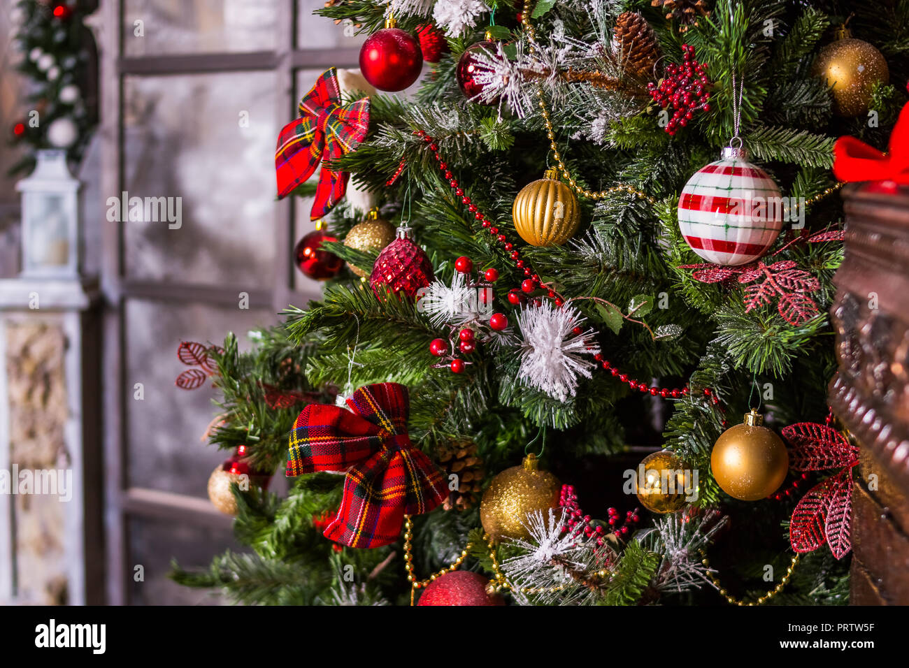 Frohe Weihnachten und schöne Feiertage. Ein schönes Wohnzimmer für  Weihnachten dekoriert. Die festlich geschmückten Home Interior mit  Weihnachtsbaum. schöne Ornamente und weißen funkelnden Lichtern  Stockfotografie - Alamy