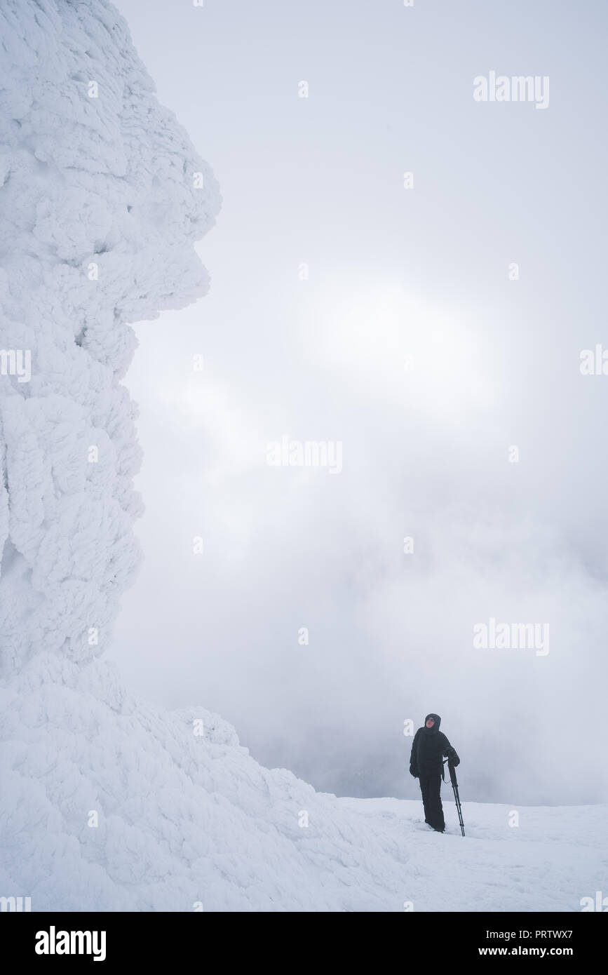 Schwere Wetter im Gebirge im Winter. Schnee und Frost auf den Felsen. Adventure Tourist in Wanderung Stockfoto