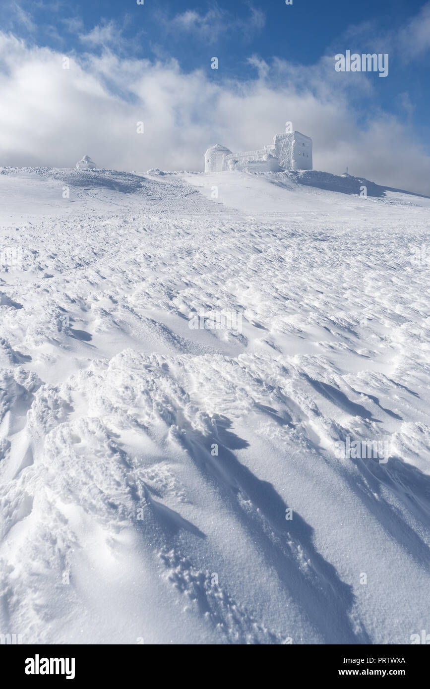 Observatorium im Raureif auf Berggipfel. Frost und firn nach dem Schneesturm. Schnee und Eis bedecken. Sonnige frostigen Tag Stockfoto