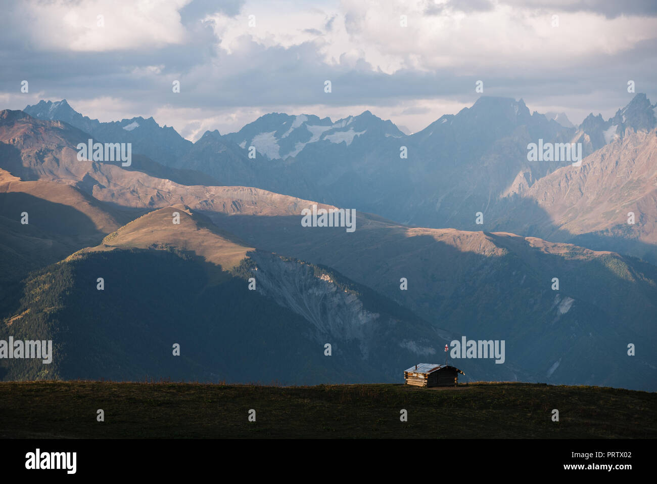 Kaukasus in Samegrelo - zemo Swanetien, Georgia. Berghütte und touristischen Lodges. Herbstabend Landschaft mit Ridge in Wolken Stockfoto