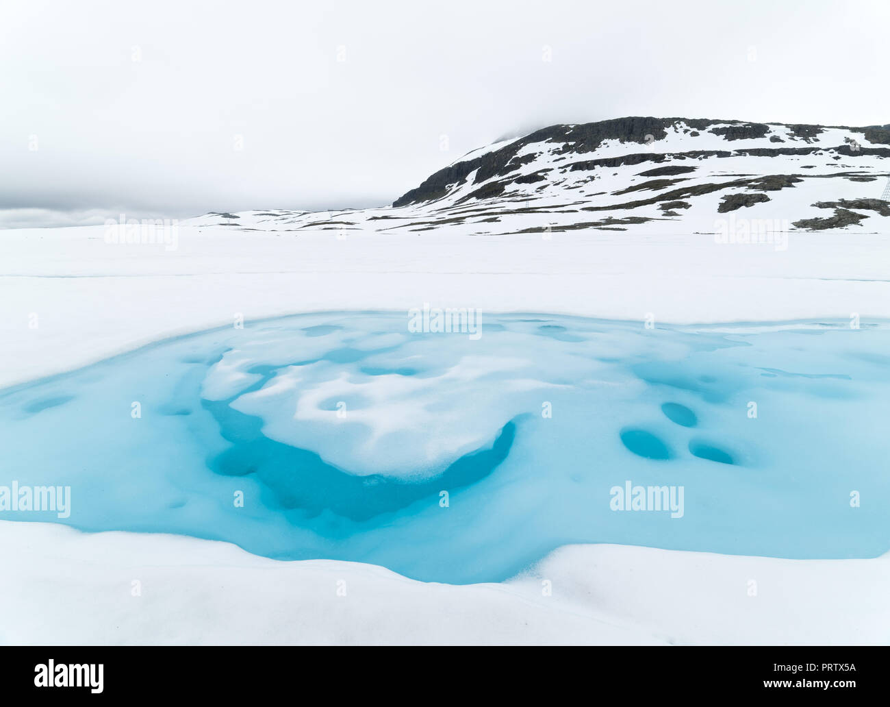 Norwegische Scenic route Aurlandsfjellet. Malerischer Ort in der Nähe von Snow Straße Bjorgavegen. Schwere nördlichen Landschaft. Eis See in den Bergen Stockfoto