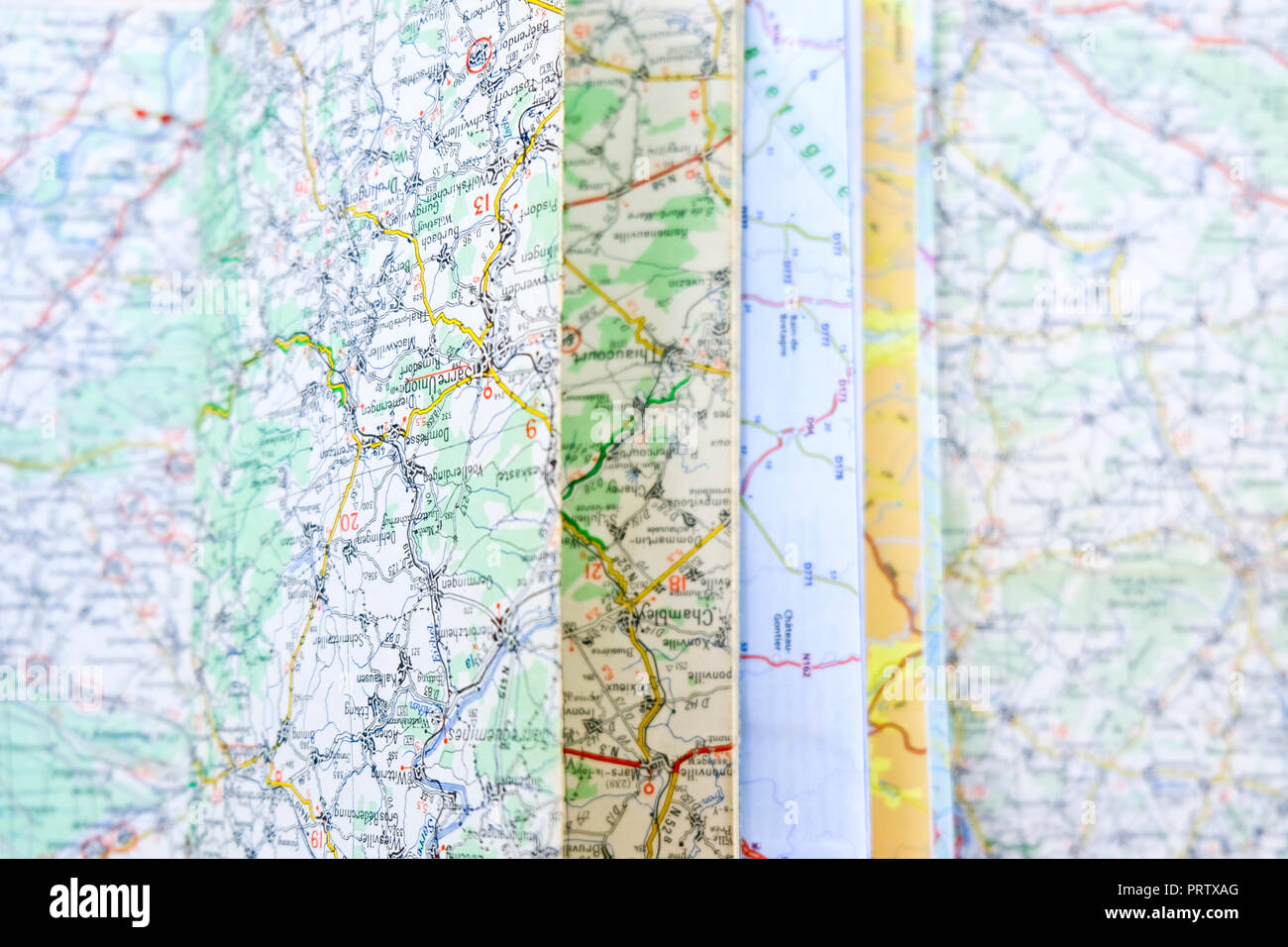 Fünf französische Papier gefaltet Straßenkarten auf der jeweils anderen, selektive konzentrieren. Stockfoto
