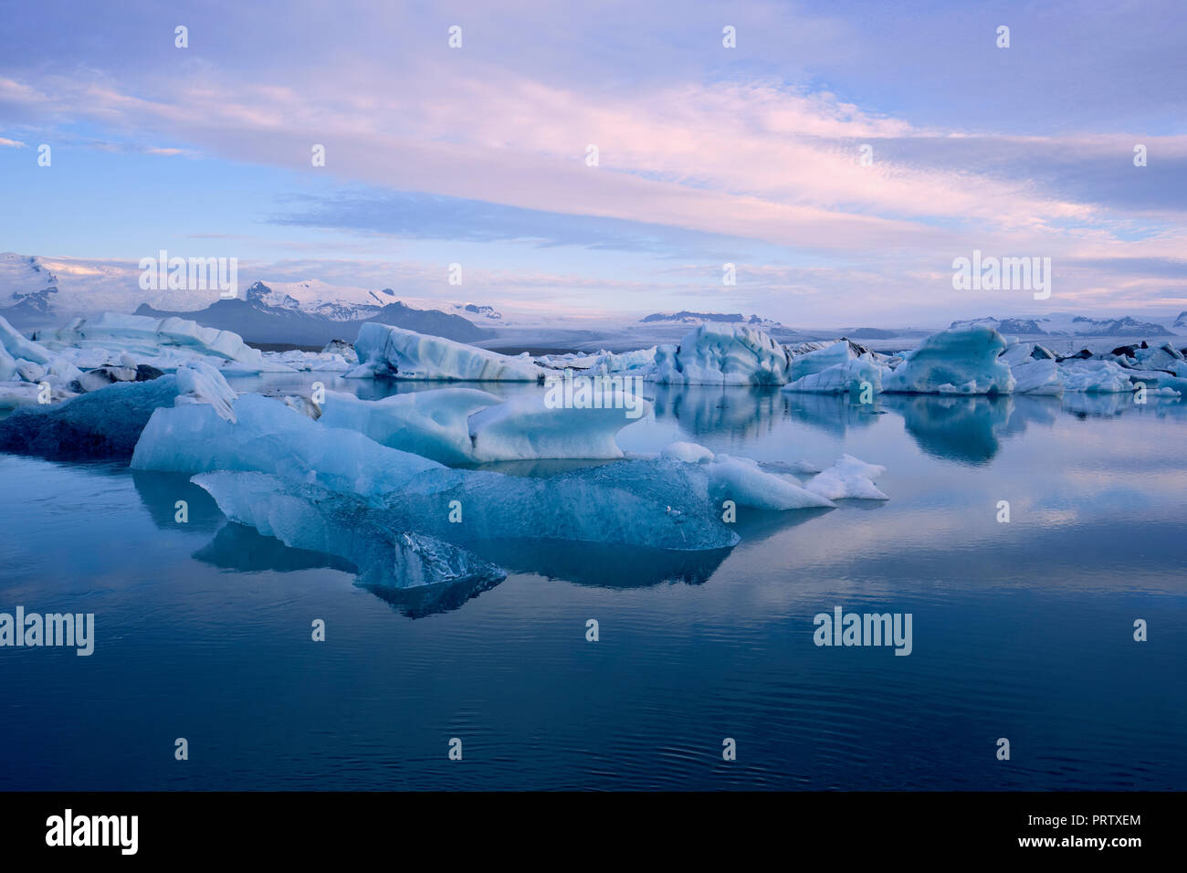 Eisberge, die in der Gletscherlagune bei Jokulsarlon im Süden schwimmen ostisland - Eisberglandschaft Stockfoto