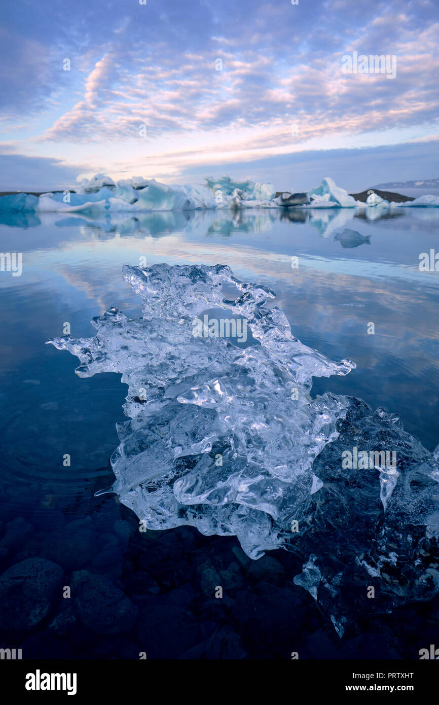 Schmelzendes Eis und Eisberge in der gletscherlagune am Gletschersee Jökulsárlón im Südosten von Island. Stockfoto