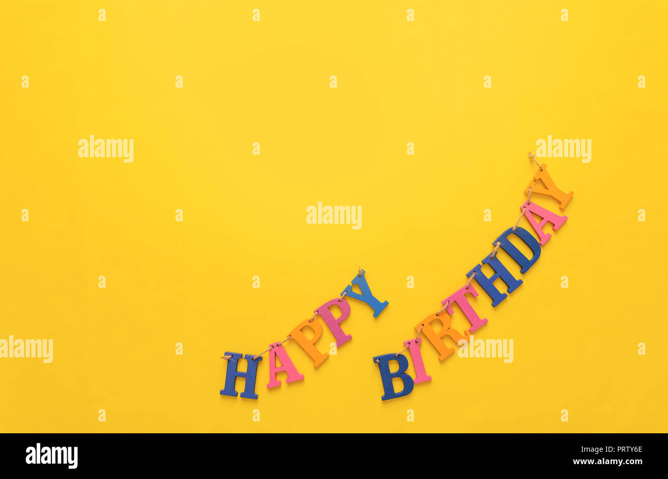 Alles Gute zum Geburtstag. Buchstaben auf weißem Hintergrund. Stockfoto