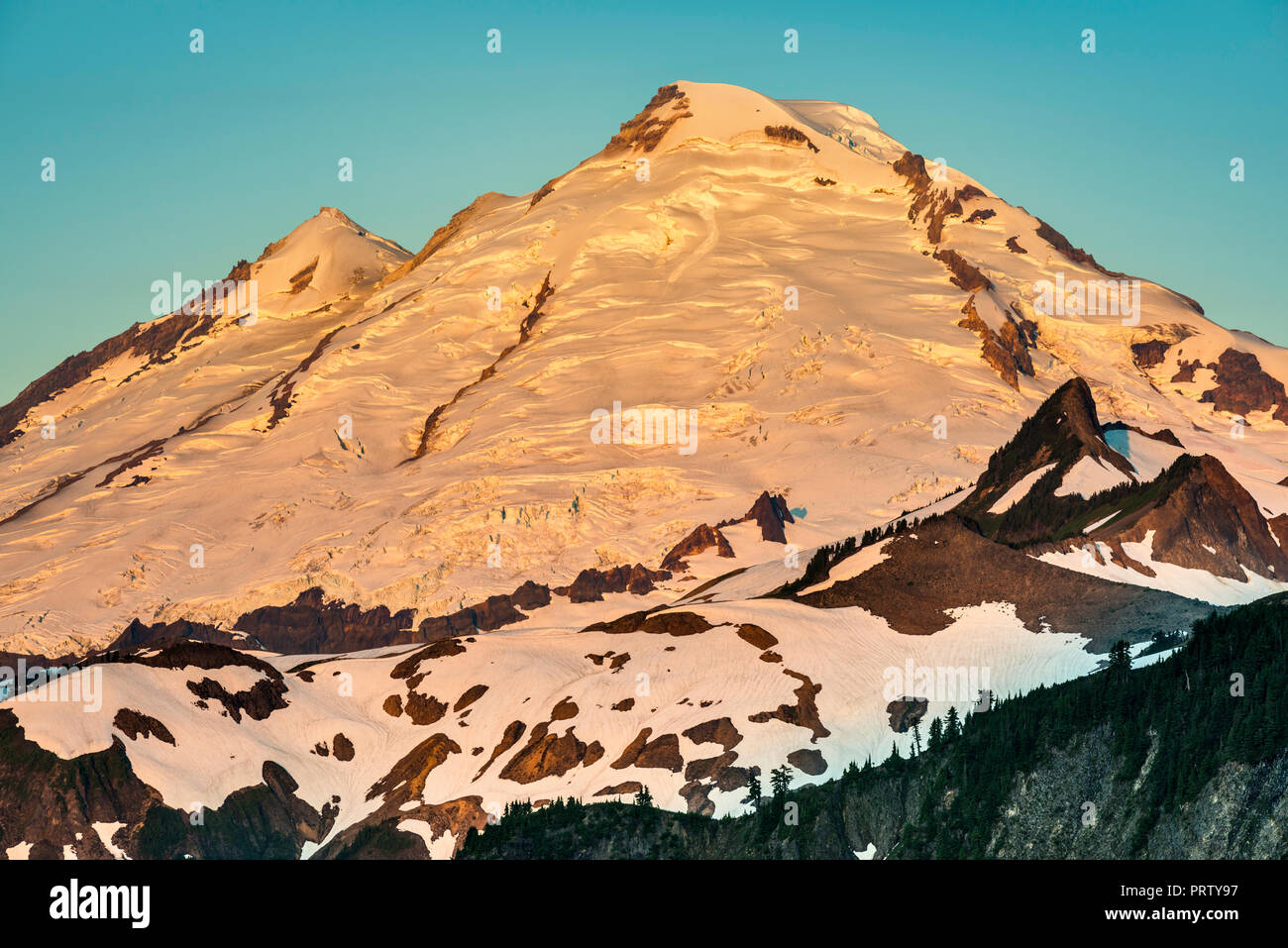 Mount Baker massiv, Blick auf den Sonnenaufgang vom Artist Point, Mount Baker Wilderness, North Cascades, Washington State, USA Stockfoto