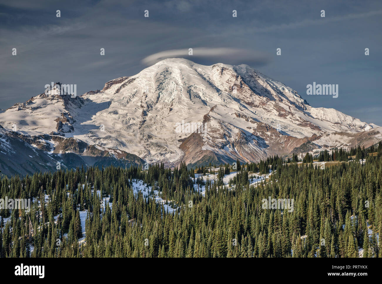 Linsenförmige Wolken über Mount Rainier, von Sonnenaufgang Straße an Yakima Park, Ende September, Mount Rainier National Park, Washington State, USA Stockfoto