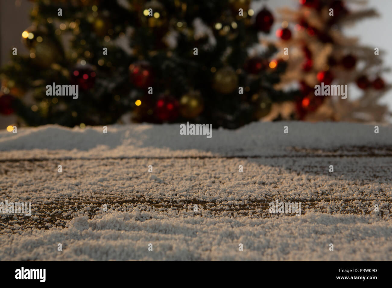 Holztisch im Schnee Stockfoto