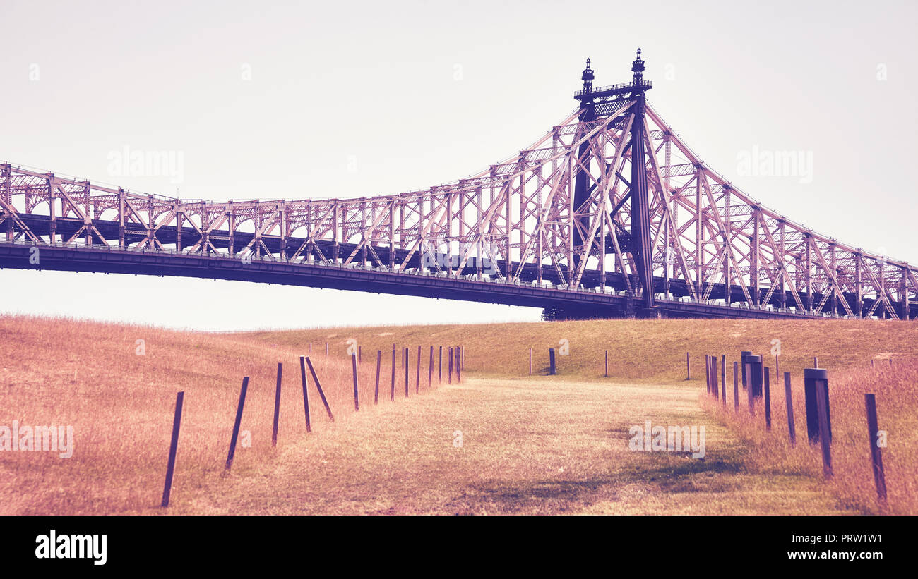 Vintage stilisierte Bild der Queensboro Bridge von Roosevelt Island, New York City, USA gesehen. Stockfoto