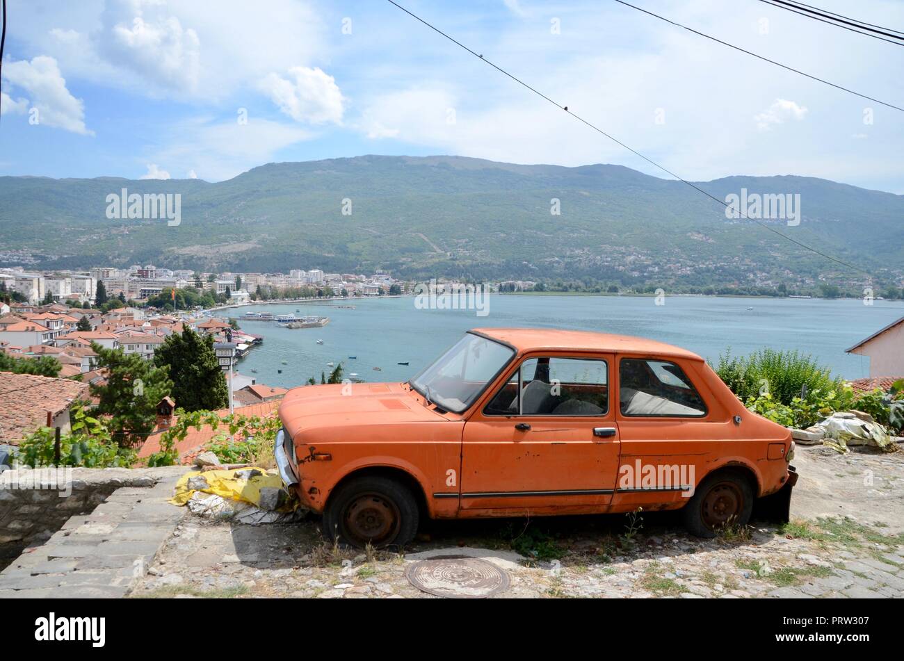 Blick über die Dächer der Stadt Ohrid vom Schloss Mazedonien mit orange yugo Auto Stockfoto