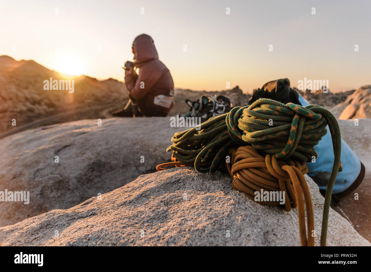 Kletterer auf dem Gipfel bei Sonnenuntergang, Joshua Tree, Kalifornien, USA Stockfoto