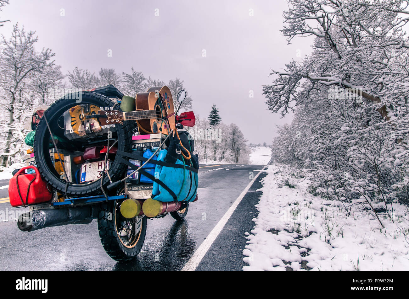 Touring Motorrad auf der Straße im Winter, Placerville, Kalifornien, USA Stockfoto