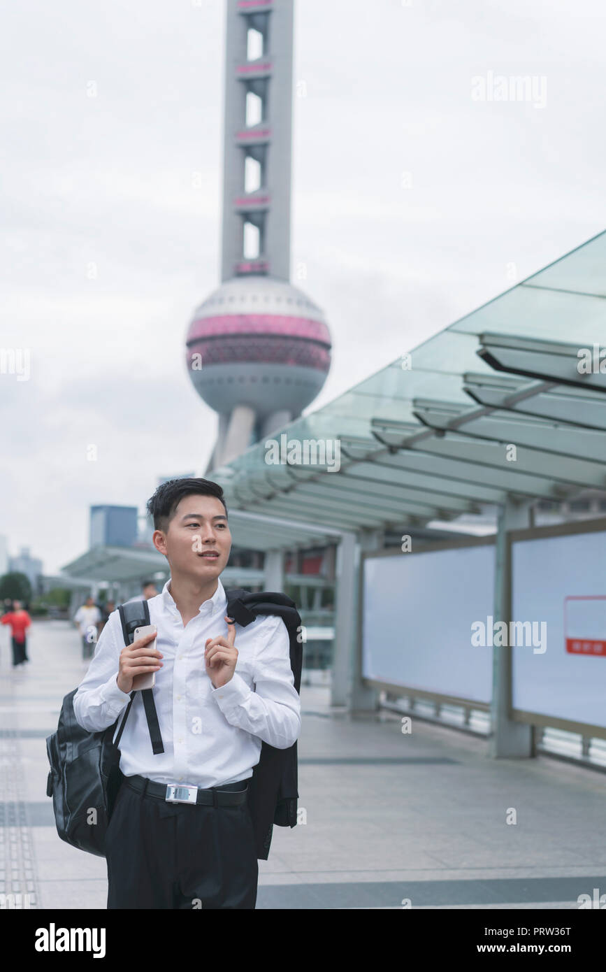 Junge Unternehmer Schauen, Bummeln in der Stadt Shanghai, China Stockfoto