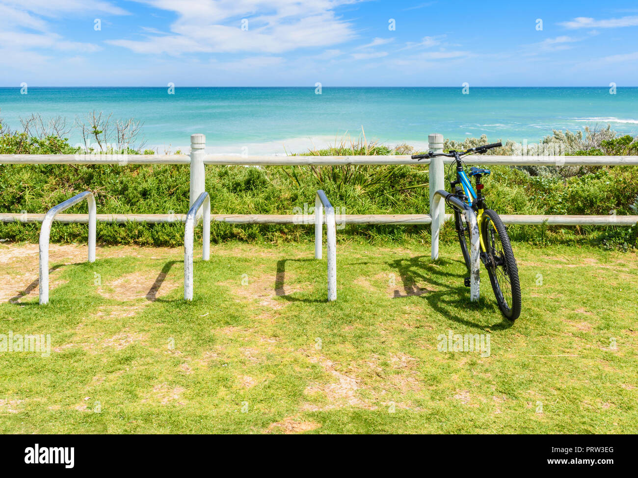 Fahrrad in einem Zyklus Rack mit Blick auf Trigg Beach, Trigg, Western Australia Stockfoto