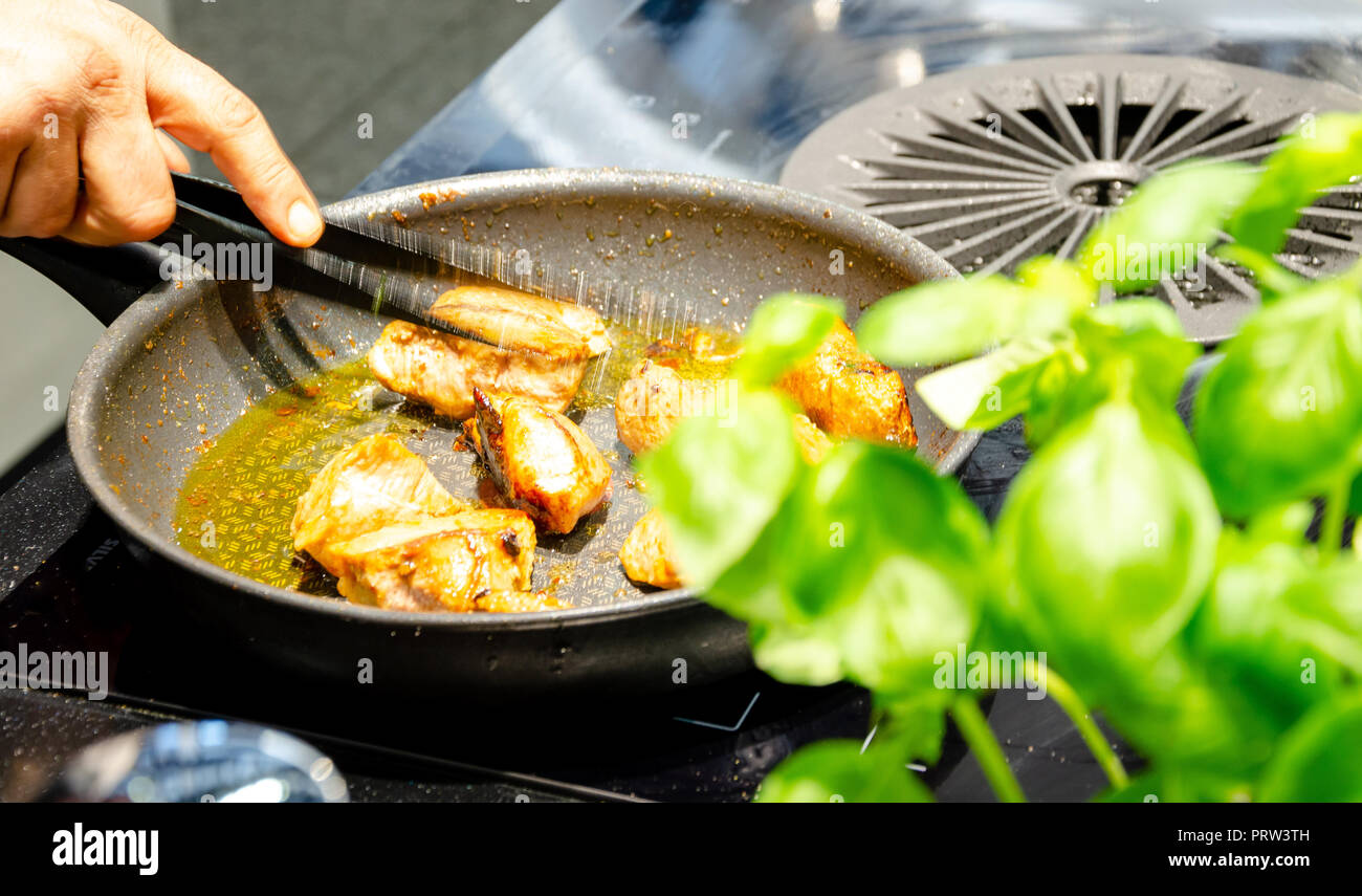 Koch Huhn Grabben von Pan, basilicum im Vordergrund Stockfoto