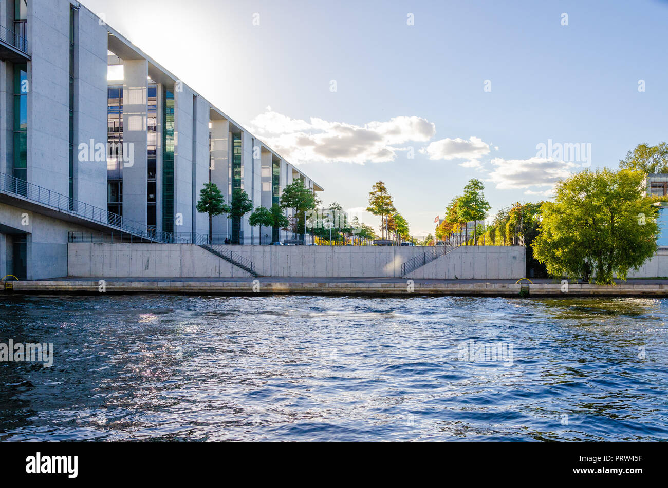 Berlin moderne Architektur mit Spree Stockfoto